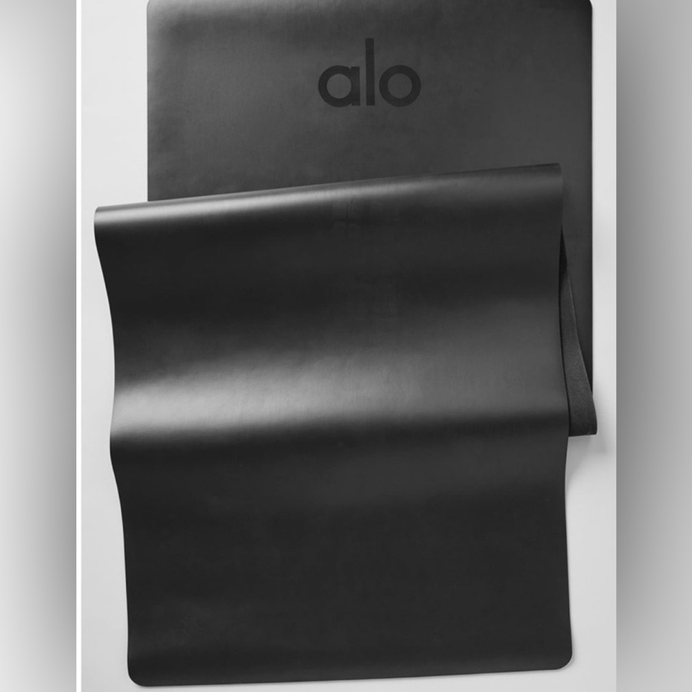 NEW IN BOX - Alo Light Weight Warrior Yoga mat black